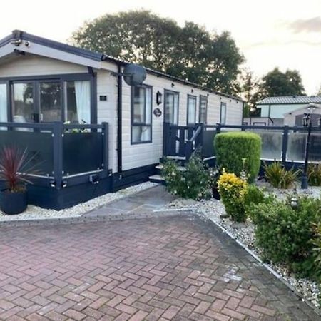 2 Bed, 2 Bath Lodge Style Caravan With Hot Tub & Private Garden At Patrington Haven Leisure Park 外观 照片