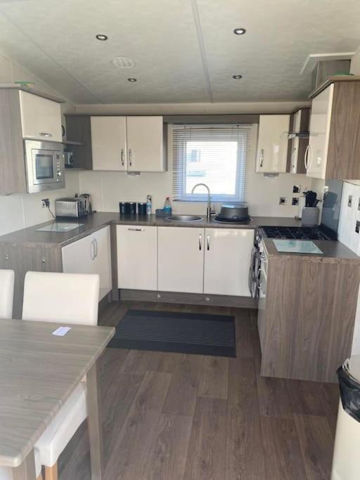 2 Bed, 2 Bath Lodge Style Caravan With Hot Tub & Private Garden At Patrington Haven Leisure Park 外观 照片